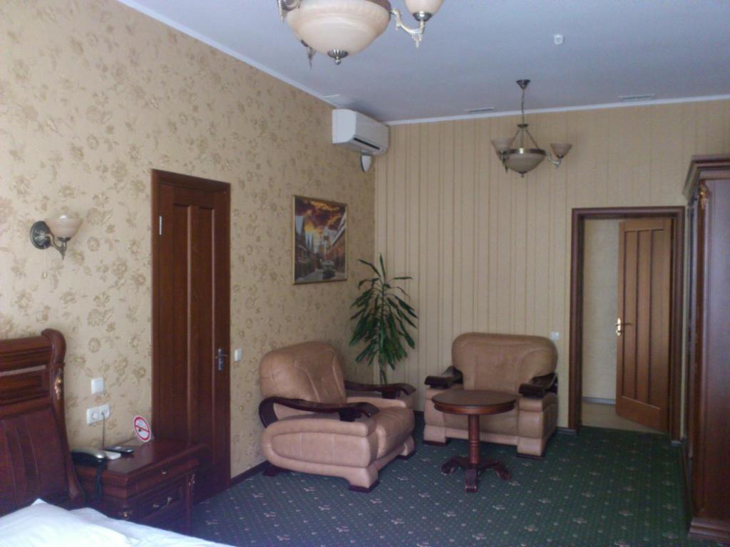 Status Hotel Poltava Habitación foto